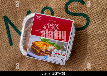 Preston, Lancashire. 29 avril 2024. Aliments de marque rouge avec une teneur en sel extraordinairement élevée en vente chez Marks & Spencer. Lasagne SL Forno plats préparés. Crédit ; MediaWorldImages/AlamyLiveNews Banque D'Images