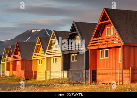 Maisons en bois colorées dans la ville de Longyearbyen sur Spitzberg dans le soleil de minuit, Norvège Banque D'Images