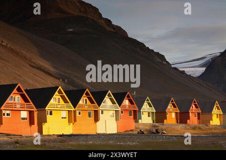 Maisons en bois colorées dans la ville de Longyearbyen sur Spitzberg dans le soleil de minuit, Norvège Banque D'Images