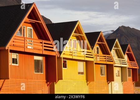 Maisons en bois colorées dans la ville de Longyearbyen sur Spitzberg dans le soleil de minuit, Norvège Banque D'Images