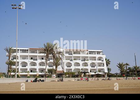 MARRAKECH, MAROC - 20 janvier 2023 : Hôtel blanc à la plage dans la ville africaine, ciel bleu clair dans la chaude journée d'hiver ensoleillée. Banque D'Images