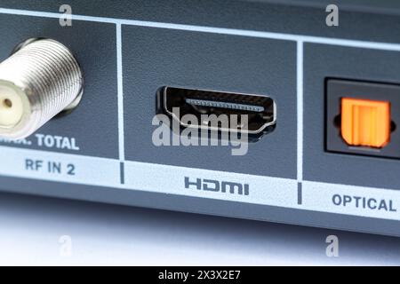 Gros plan d'un port hdmi sur une Freesat TV Box Banque D'Images