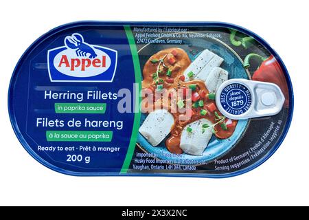 200 grammes boîte de conserve de filets de hareng poisson en sauce paprika par appel, prêt à manger dîner de poisson, découpe isolée sur fond blanc Banque D'Images