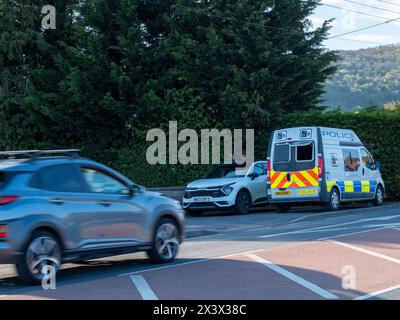 Avril 2023 - fourgon de caméra de sécurité mobile (vitesse) en action, il est exploité par la police sur Upper New Road, à Cheddar, Somerset, Angleterre, Royaume-Uni. Banque D'Images