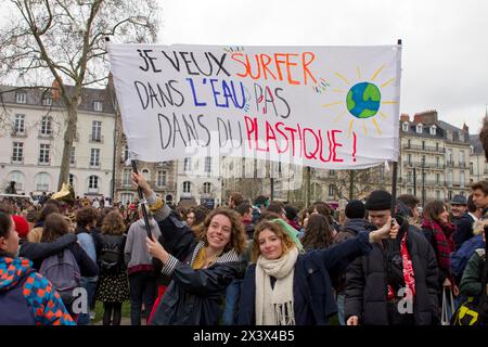 France, Nantes, 44, Marche pour le climat, jeunes Français dans la rue pour protester contre les catastrophes causées par Globa Banque D'Images