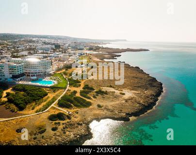 Ayia Napa, Chypre - 15 avril 2023 : vue panoramique survolant le côté grec de l'île de Chypre Ayia Napa Bay avec des plages turquoises et des stations hôtelières. Célèbre Banque D'Images