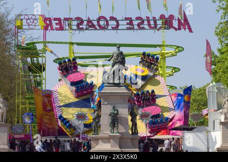 France, Nantes, 44, cours Saint Pierre, attraction de la foire derrière le mémorial de guerre de 1870-1871 Banque D'Images