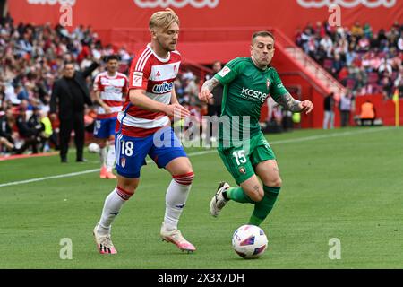 Kamil Józwiak de Granada CF concourt pour le ballon avec Rubén Peña de CA Osasuna lors du match de Liga entre Granada CF et CA Osasuna au Nuevo Los Cármenes Stadium le 28 avril 2024 à Grenade, Espagne. (Photo de José M Baldomero/Pacific Press) Banque D'Images