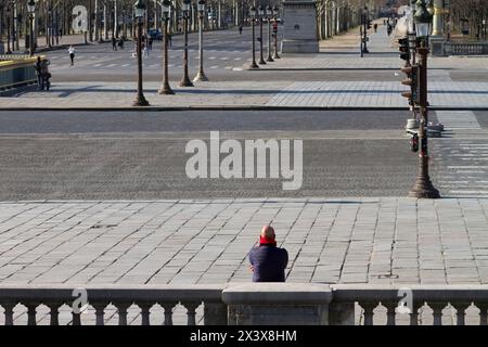 France, Paris, 75, 5ème arrondissement, place de la Concorde vide, un homme vu de dos, hiver Banque D'Images