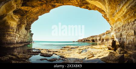 Point de vue d'arc de grotte de mer près du cap Greko, Capo Greco, Ayia Napa et Protaras sur l'île de Chypre, mer Méditerranée. Paysage marin époustouflant. Cris turquoise Banque D'Images