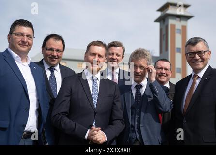 29 avril 2024, Saxe, Oberwiesenthal : Thomas Hennig (CDU, de gauche à droite), administrateur du district de Vogtland, Martin Schöffel (CSU), secrétaire d'État au ministère bavarois des Finances, Michael Kretschmer (CDU), premier ministre de Saxe, Oliver Bär (CSU), administrateur du district de Hof, Milos Vystrcil, le président du Sénat tchèque, Ronny Wähner (CDU), membre du Parlement de l'État, et Florian Herrmann (CSU), chef de la Chancellerie de l'État de Bavière, se rencontrent sur le Fichtelberg à Oberwiesenthal. Au plus haut sommet de la Saxe, les représentants de la Bavière, de la Saxe et de la CZE Banque D'Images