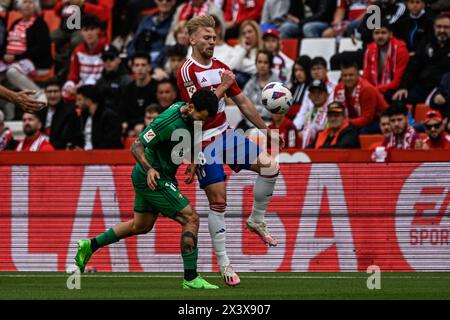 28 avril 2024, Grenade, Grenade, Espagne : Kamil JÃ³zwiak de Granada CF concourt pour le ballon avec RubÃ©n GarcÃ­a de CA Osasuna lors du match de Liga entre Granada CF et CA Osasuna au stade Nuevo Los CÃrmenes le 28 avril 2024 à Grenade, Espagne. (Crédit image : © JosÃ© M Baldomero/Pacific Press via ZUMA Press Wire) USAGE ÉDITORIAL SEULEMENT! Non destiné à UN USAGE commercial ! Banque D'Images