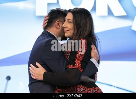 Photo datée du 15/10/23 du premier ministre et leader du SNP Humza Yousaf embrasse sa femme conseillère Nadia El-Nakla après qu’elle ait parlé d’une motion d’urgence sur Israël-Palestine lors de la conférence annuelle du SNP au complexe événementiel Aberdeen (TECA) à Aberdeen. Humza Yousaf a dit qu'il démissionnerait de son poste de leader du SNP et de premier ministre de l'Écosse. Date d'émission : lundi 29 avril 2024. Banque D'Images