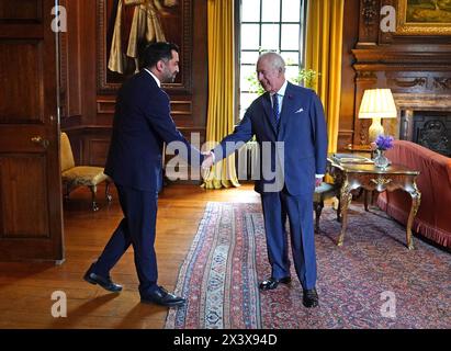 Photo du dossier datée du 04/07/23 du roi Charles III (à droite) reçoit le premier ministre Humza Yousaf lors d'une audience au Palais de Holyroodhouse à Édimbourg. Humza Yousaf a dit qu'il démissionnerait de son poste de leader du SNP et de premier ministre de l'Écosse. Date d'émission : lundi 29 avril 2024. Banque D'Images