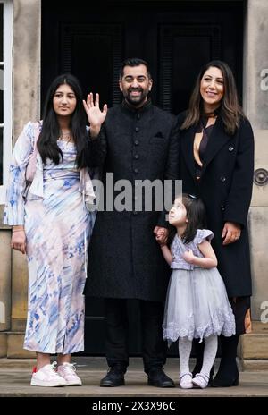 Photo du dossier datée du 29/03/23 de Humza Yousaf, avec sa femme Nadia El-Nakla, sa fille Amal, trois ans, et sa belle-fille Maya (à gauche) arrivant à Bute House, à Édimbourg, avant sa première réunion du cabinet en tant que premier ministre nouvellement élu de l’Écosse. Humza Yousaf a dit qu'il démissionnerait de son poste de leader du SNP et de premier ministre de l'Écosse. Date d'émission : lundi 29 avril 2024. Banque D'Images