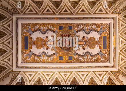 Séville, Espagne - 26 avril 2024 : magnifique plafond décoré à l'intérieur du bâtiment de la Plaza de España à Séville, Andalousie, Espagne. Siège social de Banque D'Images