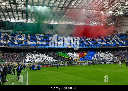 Milan, Italie. 28 avril 2024. Les fans de football de l'Inter vu sur les gradins avec un tifo lors du match de Serie A entre l'Inter et Torino à Giuseppe Meazza à Milan. (Crédit photo : Gonzales photo/Alamy Live News Banque D'Images