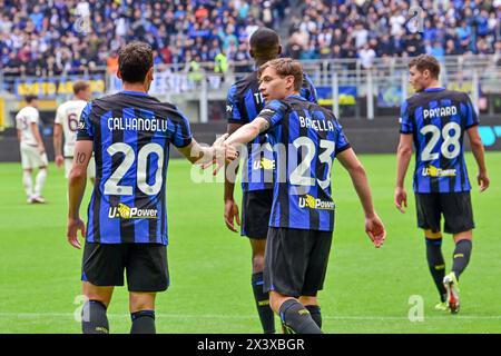 Milan, Italie. 28 avril 2024. Hakan Calhanoglu (20 ans) de l'Inter marque pour 1-0 et célèbre avec Nicolo Barella (23 ans) lors du match de Serie A entre l'Inter et Torino à Giuseppe Meazza à Milan. (Crédit photo : Gonzales photo/Alamy Live News Banque D'Images