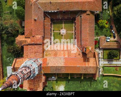 Abbaye de Chiaravalle vue aérienne. Une abbaye pittoresque du XIIe siècle aux styles gothique et roman. Photo drone de haute qualité Banque D'Images