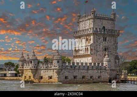 La tour de Belem (Torre de Belem) construite en 1514-1520 à Lisbonne, au Portugal, la rive N du Tage, dans un style manuelino par l'architecte portugais. Banque D'Images