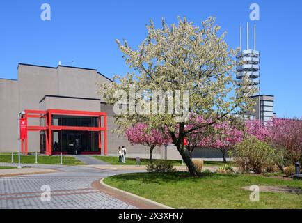 Stony Brook University à Stony Brook, New York, dans le comté de Suffolk, sur long Island. Paysage printanier avec des arbres en fleurs Banque D'Images
