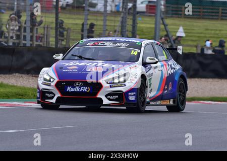 Ronan Pearson, Hyundai i30N, Team Bristol Street Motors, course 1, BTCC, British Touring car Championship, première manche de la saison 2024, Donington Banque D'Images