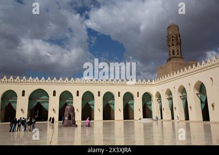 Mosquée Al-Hakim, 1013 AD, rue Al-Muizz, le Caire historique, site du patrimoine mondial de l'UNESCO, le Caire, Égypte Banque D'Images