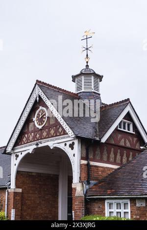 L'horloge de la tour de la cour à Bletchley Park, Buckinghamshire. Banque D'Images