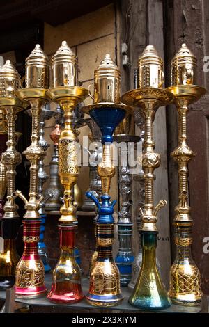 Hookahs à vendre, rue Al-Muizz, le Caire historique, site du patrimoine mondial de l'UNESCO, le Caire, Egypte Banque D'Images