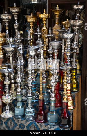 Hookahs à vendre, rue Al-Muizz, le Caire historique, site du patrimoine mondial de l'UNESCO, le Caire, Egypte Banque D'Images