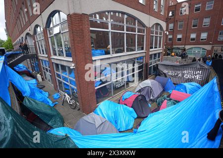 Tentes abritant des demandeurs d'asile près de l'Office de protection internationale, à Dublin. Les allégations selon lesquelles la majorité des demandeurs d'asile entrant en Irlande avaient franchi la frontière depuis l'Irlande du Nord ont été interrogées par des organisations de défense des droits de l'homme et de réfugiés. La ministre irlandaise de la Justice Helen McEntee a affirmé la semaine dernière que le nombre de demandeurs d'asile traversant l'Irlande du Nord pour entrer dans l'État est maintenant "supérieur à 80%" suite à un changement dans les schémas migratoires ces derniers mois. Date de la photo : lundi 29 avril 2024. Banque D'Images