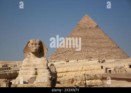 Grand Sphinx de Gizeh, Pyramide de Khafre (également appelé Chephren) (arrière-plan), complexe pyramidal de Gizeh, site du patrimoine mondial de l'UNESCO, Gizeh, Egypte Banque D'Images
