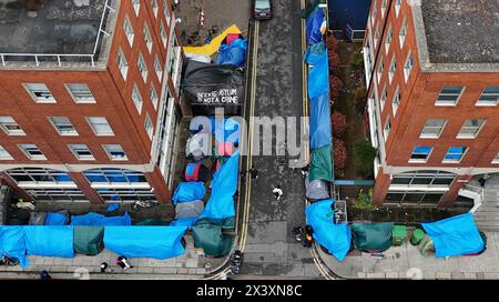 Tentes abritant des demandeurs d'asile près de l'Office de la protection internationale, à Dublin. Les allégations selon lesquelles la majorité des demandeurs d'asile entrant en Irlande avaient franchi la frontière depuis l'Irlande du Nord ont été interrogées par des organisations de défense des droits de l'homme et de réfugiés. La ministre irlandaise de la Justice Helen McEntee a affirmé la semaine dernière que le nombre de demandeurs d'asile traversant l'Irlande du Nord pour entrer dans l'État est maintenant "supérieur à 80%" suite à un changement dans les schémas migratoires ces derniers mois. Date de la photo : lundi 29 avril 2024. Banque D'Images