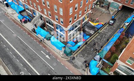 Tentes abritant des demandeurs d'asile près de l'Office de la protection internationale, à Dublin. Les allégations selon lesquelles la majorité des demandeurs d'asile entrant en Irlande avaient franchi la frontière depuis l'Irlande du Nord ont été interrogées par des organisations de défense des droits de l'homme et de réfugiés. La ministre irlandaise de la Justice Helen McEntee a affirmé la semaine dernière que le nombre de demandeurs d'asile traversant l'Irlande du Nord pour entrer dans l'État est maintenant "supérieur à 80%" suite à un changement dans les schémas migratoires ces derniers mois. Date de la photo : lundi 29 avril 2024. Banque D'Images