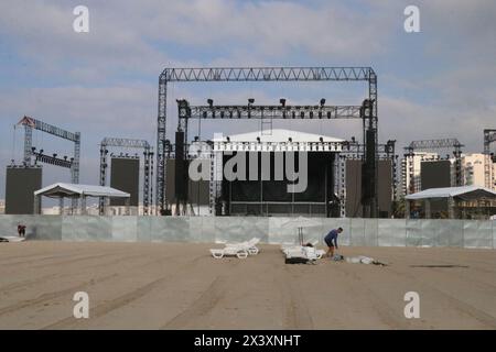 29 avril 2024, Rio de Janeiro, Rio de Janeiro, Brésil : Rio de Janeiro (RJ), 04/29/2024 - MONTAGE/SHOW/MADONNA/RJ - mouvement où se déroulera le méga show de la chanteuse Madonna arrive aujourd'hui à l'aéroport international de Rio de Janeiro, elle sera escortée par le PM et CHOQUE à l’hôtel où elle restera jusqu’au jour du spectacle à Copacabana Beach samedi (4), dans la zone Sud de Rio de Janeiro. (Foto : JosÃƒ © Lucena/Thenews2/Zumapress) (image crédit : © Jose Lucena/TheNEWS2 via ZUMA Press Wire) USAGE ÉDITORIAL SEULEMENT! Non destiné à UN USAGE commercial ! Banque D'Images