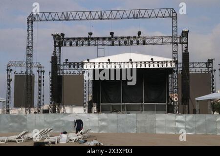 29 avril 2024, Rio de Janeiro, Rio de Janeiro, Brésil : Rio de Janeiro (RJ), 04/29/2024 - MONTAGE/SHOW/MADONNA/RJ - mouvement où se déroulera le méga show de la chanteuse Madonna arrive aujourd'hui à l'aéroport international de Rio de Janeiro, elle sera escortée par le PM et CHOQUE à l’hôtel où elle restera jusqu’au jour du spectacle à Copacabana Beach samedi (4), dans la zone Sud de Rio de Janeiro. (Foto : JosÃƒ © Lucena/Thenews2/Zumapress) (image crédit : © Jose Lucena/TheNEWS2 via ZUMA Press Wire) USAGE ÉDITORIAL SEULEMENT! Non destiné à UN USAGE commercial ! Banque D'Images