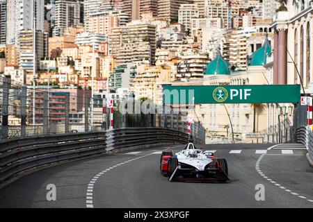 01 DENNIS Jake (gbr), Andretti Global, Porsche 99X Electric, en action lors de l’ePrix de Monaco 2024, 6ème rendez-vous du Championnat du monde ABB FIA Formula E 2023-24, sur le circuit de Monaco du 25 au 27 avril 2024 à Monaco Banque D'Images