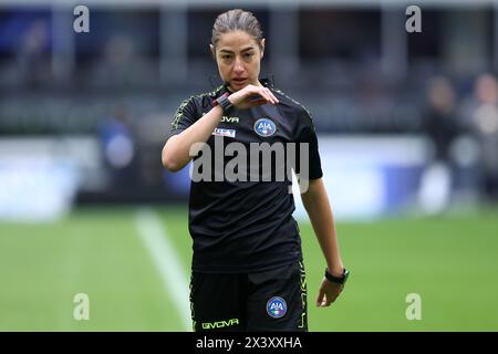 L'arbitre officiel Maria Sole Ferrieri Caputi regarde pendant le match de football Serie A entre le FC Internazionale et le Torino FC au Stadio Giuseppe Meazza le 28 avril 2024 à Milan Italie . Banque D'Images