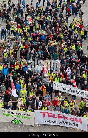 Schierke, Allemagne. 29 avril 2024. Les employés de Deutsche Telekom se dirigent vers la montagne Brocken pour une « réunion au sommet » dans le cadre d'une grève nationale d'avertissement de Telekom. Dans le cycle actuel de négociations collectives, le syndicat Verdi a mobilisé environ 1500 membres pour la grève d’avertissement sur la Brocken. (À dpa 'Telekom Employees Hike Up the Brocken in Wage dispute') crédit : Matthias Bein/dpa/Alamy Live News Banque D'Images