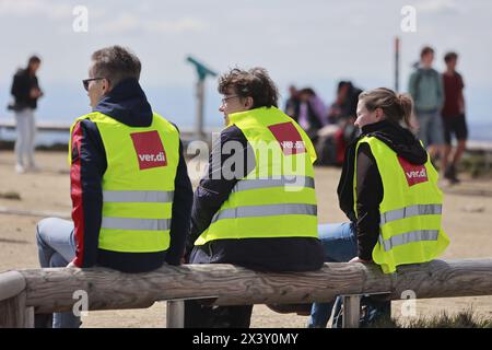 Schierke, Allemagne. 29 avril 2024. Les employés de Telekom se sont rassemblés lors de la réunion au sommet sur la montagne Brocken dans le cadre d'une grève nationale d'avertissement Telekom. Dans le cycle actuel de négociations collectives, le syndicat Verdi a mobilisé environ 1500 membres pour la grève d’avertissement sur la Brocken. (À dpa 'Telekom Employees Hike Up the Brocken in Wage dispute') crédit : Matthias Bein/dpa/Alamy Live News Banque D'Images