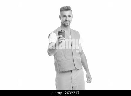 ouvrier homme souriant dans le studio blanc. homme ouvrier sur fond. photo d'un homme ouvrier portant un gilet réfléchissant. homme ouvrier avec du café isolé sur blanc. Banque D'Images