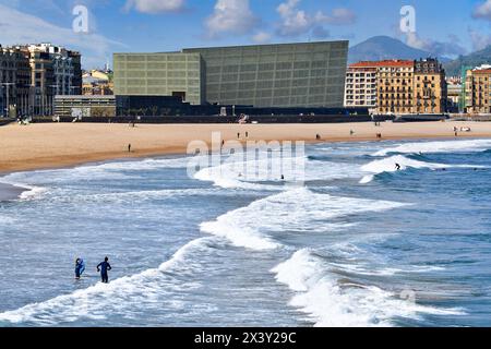 Surf sur la plage de la Zurriola, en arrière-plan Palais Kursaal, Centro Kursaal Elkargunea, Donostia, San Sebastian, pays Basque, Espagne, Europe. La Banque D'Images