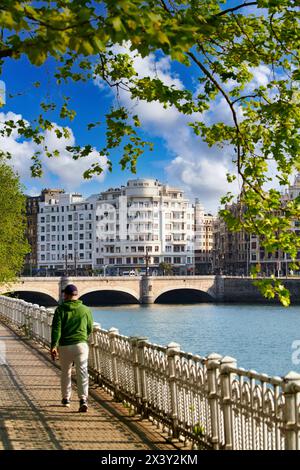 Pont Santa Catalina, Paseo de los Fueros, Donostia, Saint-Sébastien, pays Basque, Espagne, Europe, l'Urumea est une rivière du pays Basque à la Banque D'Images