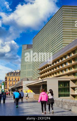 Personnes marchant le long du Paseo la Zurriola, à côté du Palais Kursaal, Centro Kursaal Elkargunea, Donostia, San Sebastian, pays Basque, Espagne, Europe Banque D'Images