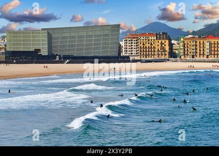 Surf sur la plage de la Zurriola, en arrière-plan Palais Kursaal, Centro Kursaal Elkargunea, Donostia, San Sebastian, pays Basque, Espagne, Europe. La Banque D'Images