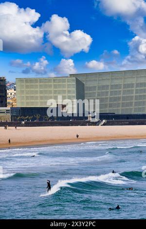 Surf sur la plage de la Zurriola, en arrière-plan Palais Kursaal, Centro Kursaal Elkargunea, Donostia, San Sebastian, pays Basque, Espagne, Europe. La Banque D'Images