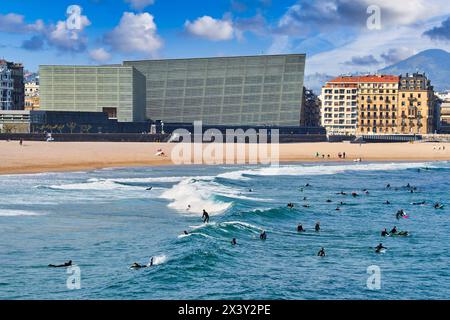 Surf sur la plage de la Zurriola, en arrière-plan Palais Kursaal, Centro Kursaal Elkargunea, Donostia, San Sebastian, pays Basque, Espagne, Europe. La Banque D'Images