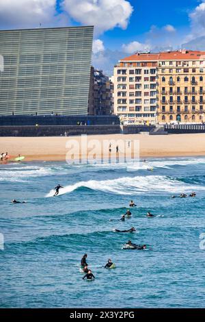 Surf sur la plage de la Zurriola, en arrière-plan Palais Kursaal, Centro Kursaal Elkargunea, Donostia, San Sebastian, pays Basque, Espagne, Europe. La Banque D'Images