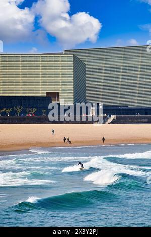 Surf sur la plage de la Zurriola, en arrière-plan Palais Kursaal, Centro Kursaal Elkargunea, Donostia, San Sebastian, pays Basque, Espagne, Europe. La Banque D'Images