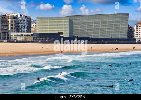 Surf sur la plage de la Zurriola, en arrière-plan Palais Kursaal, Centro Kursaal Elkargunea, Donostia, San Sebastian, pays Basque, Espagne, Europe. La Banque D'Images